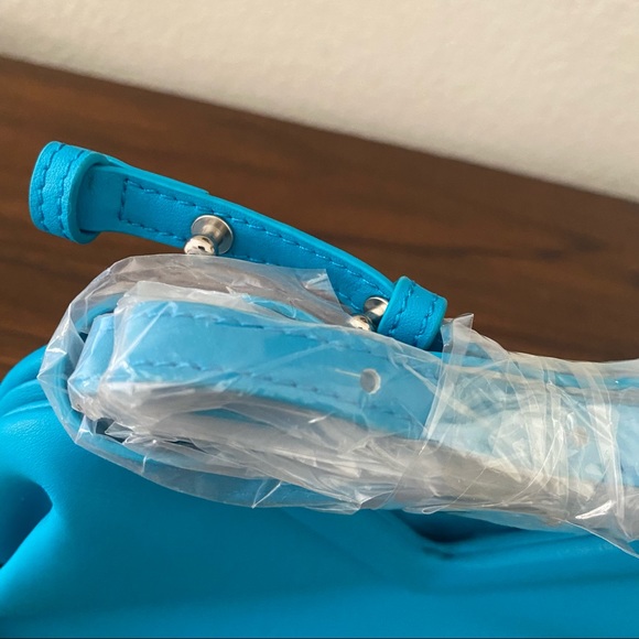 Robin Blue Geometric Structured Gathered POINT Triangle Crossbody Clutch | B2 - Picture 8 of 8